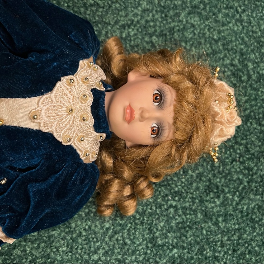 Porcelain doll - Picture 2 of 5